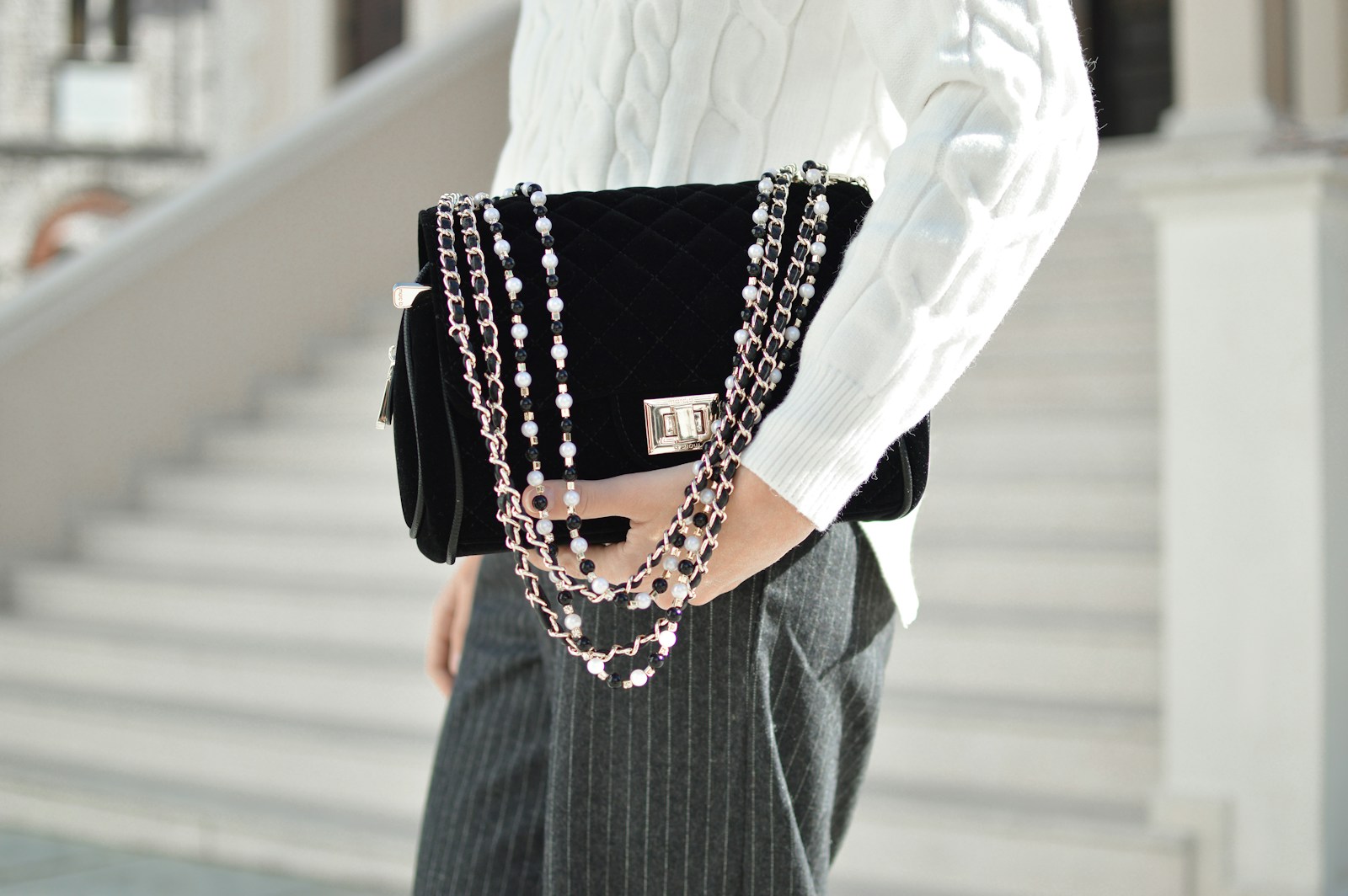 Street style with a black crossbody bag